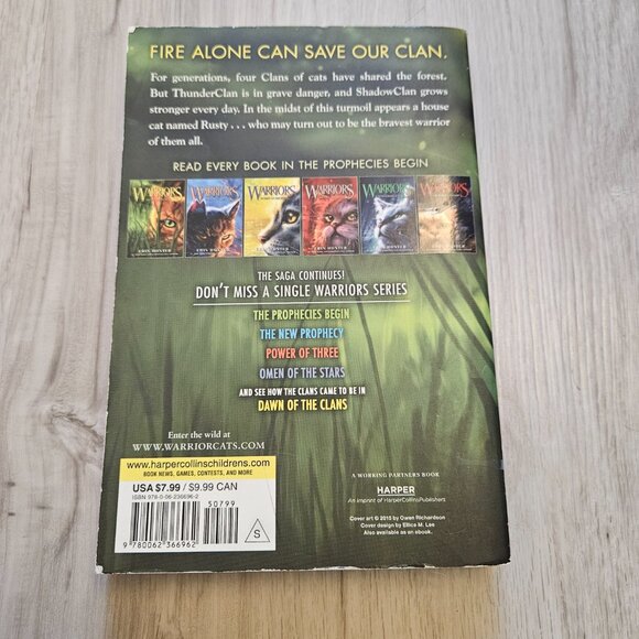 Warriors: Into the Wild (Warriors: The Prophecies Begin Series #1) Paperback Boo - Picture 2 of 2